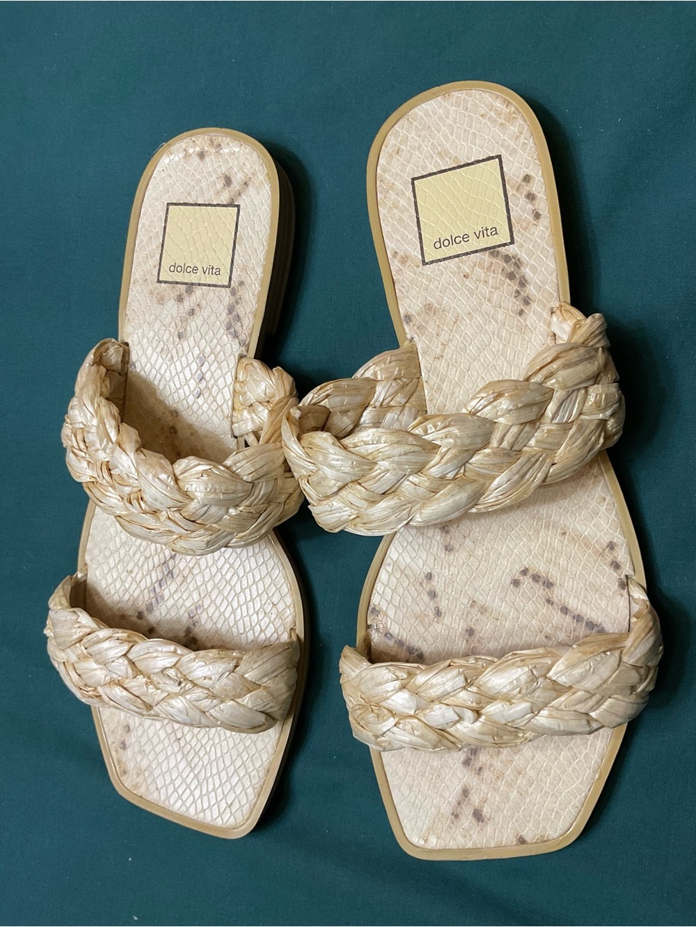 Dolce Vita Indy Raffia Sandals Excellent Used Condition
Size 8